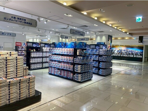 広々とした店内のどこを見てもガンプラの山！