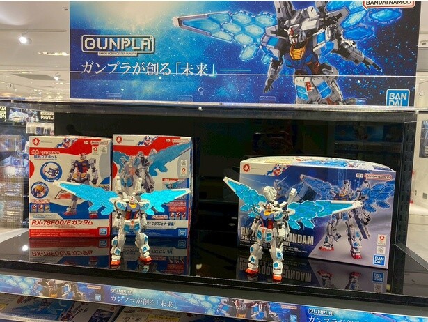 エントリーグレードのガンプラ(左)とケミカルリサイクル樹脂を活用したガンプラ(右)。どちらも万博仕様だ