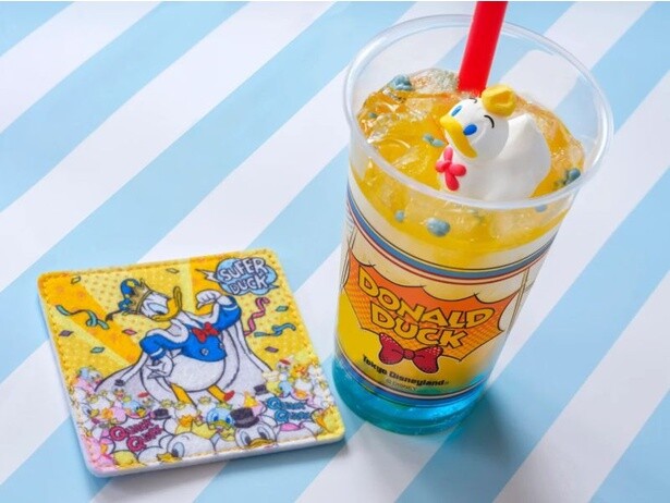 クワッキーダックのマシュマロがぷかぷか泳いでるような「スパークリングドリンク(オレンジドリンク＆パイナップル)」。中にはパチパチとはじけるチョコが