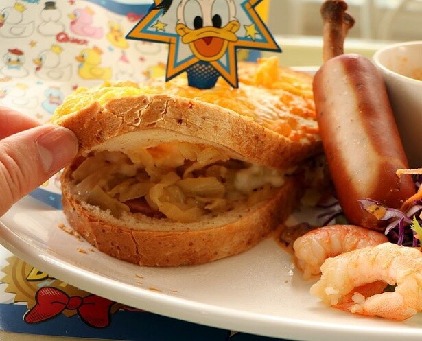 ホットサンドの中にはキャベツとハムがたっぷり！