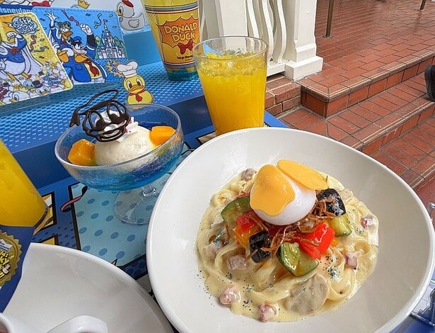 ドナルドが畑に飛び込んでいる様子を表現した「ダックダイブ・パスタセット」(2180円)