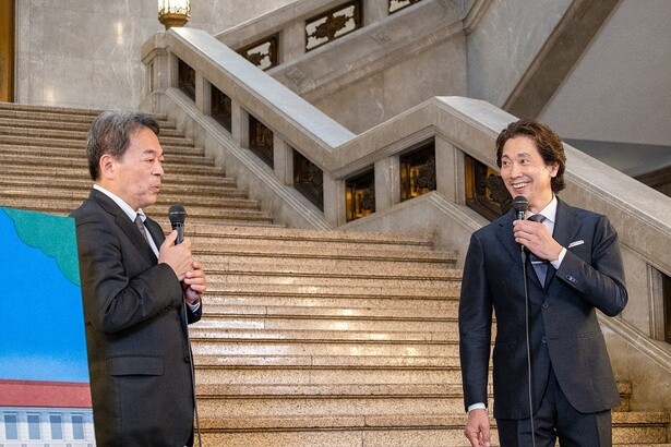 仁王像の質感について盛り上がる佐々木蔵之介さんと浅見副館長の2人