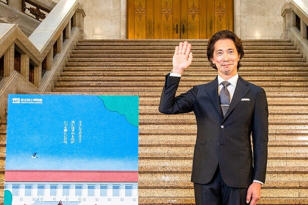 フォトセッションで、集まった報道陣のカメラに向け、手を振る佐々木蔵之介さん