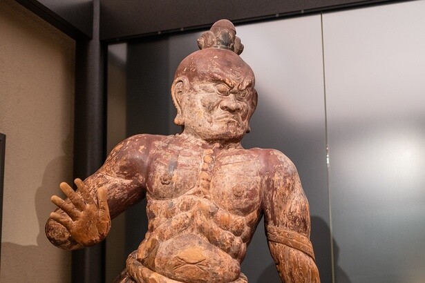 口を閉じ、堂々とした風格の「吽形像」