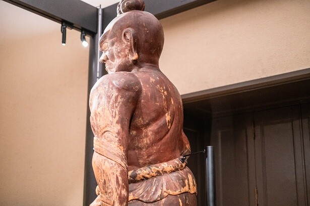 背中の緩やかフォルムは平安時代の仏像ならでは