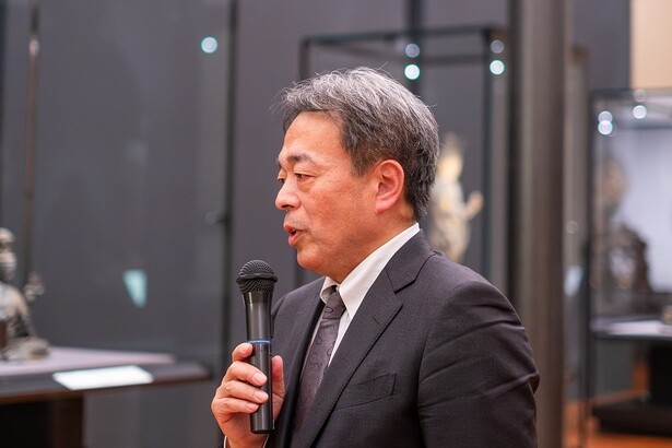 ギャラリートークで仁王像について解説を務めた浅見副館長。自身の仁王像との関わりなどを交え詳しく解説