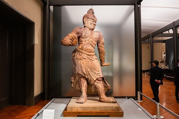 金剛力士像「吽形」　像高275.5センチメートル　木造　彩色　平安時代　12世紀