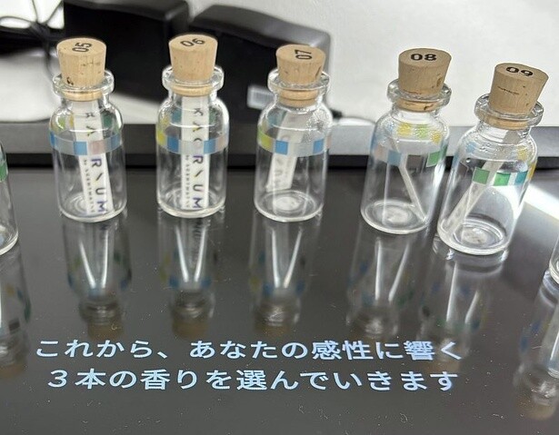 自身の好みとマッチする香りを見つけることができるインタラクティブサイネージ「カオリウム」