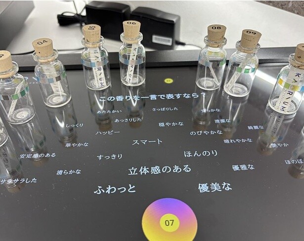 ブラインドで嗅いだ複数の香りの中から好みのものを選んだり、AIの提案を活用したりして自分の好みの香りを探る
