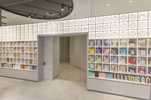 圧巻の「シートマスクウォール」。豊富なラインナップの中から、⾃分の好みや気になるアイテムを楽しく選べる