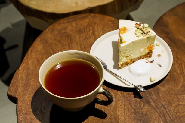 コーヒーはホット、アイスともに550円。スイーツは季節替わりで、写真は柑橘の一種、せとかのレアチーズケーキ(600円)