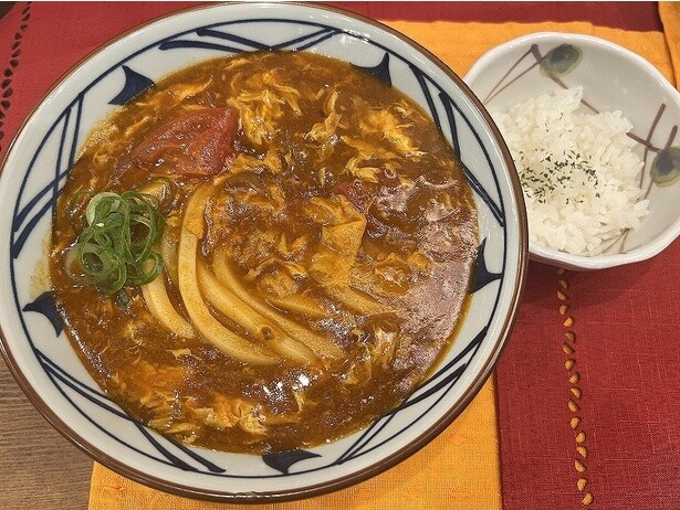 【写真】今年5年目を迎える「トマたまカレーうどん(ひと口ごはんつき)」