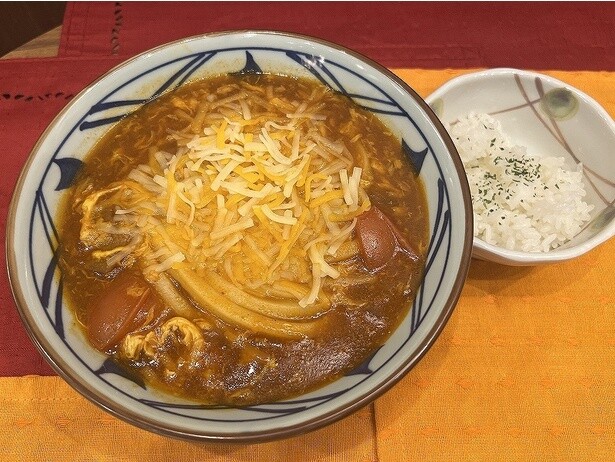 「とろける3種のチーズトマたまカレーうどん(ひと口ごはんつき)」