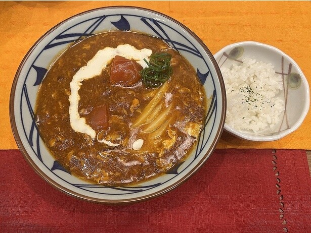 「甘口トマたまカレーうどん(ひと口ごはんつき)」