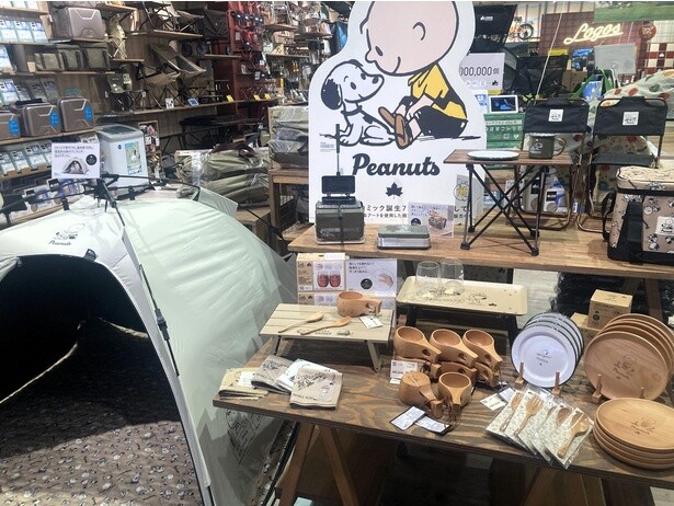 ショップでは、「PEANUTS」75周年アニバーサリーアイテムを展開中