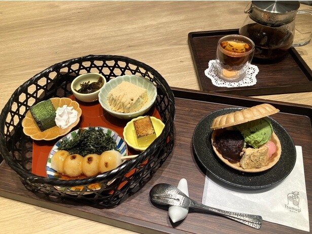 「和のアフタヌーンティー～紬の贅沢スイーツ食べ比べ～」(2310円、ドリンクセット プラス418円)。写真のドリンクは鹿児島県産の和紅茶べにふうき