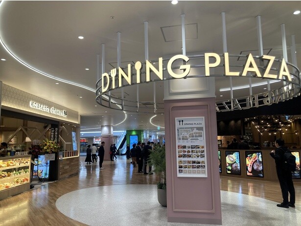 DINING PLAZAは、フードコート18店舗と飲食店13店舗から構成される大規模な飲食ゾーン
