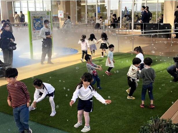 「しゃぼん玉」や「安城雲海(ドライミスト)」といった定刻アトラクションを毎日開催
