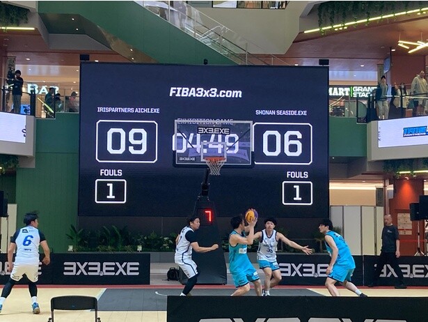 3x3のエキシビジョンマッチの様子。コートサイドでの観戦は迫力満点！