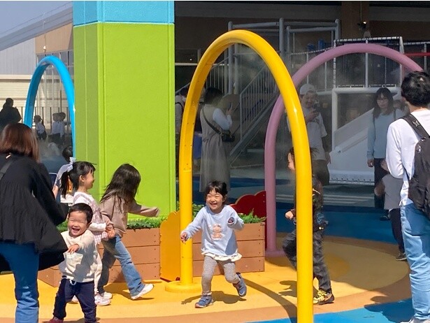 細かいミストが噴き出すカラフルなアーチをくぐって大はしゃぎ！
