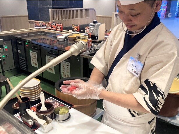 熟練の寿司職人が目の前で握ってくれる