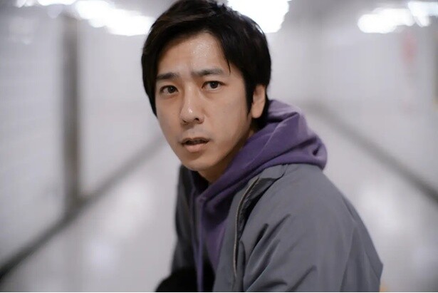 地下通路で8番出口を求め“迷う男”を演じる二宮和也さん