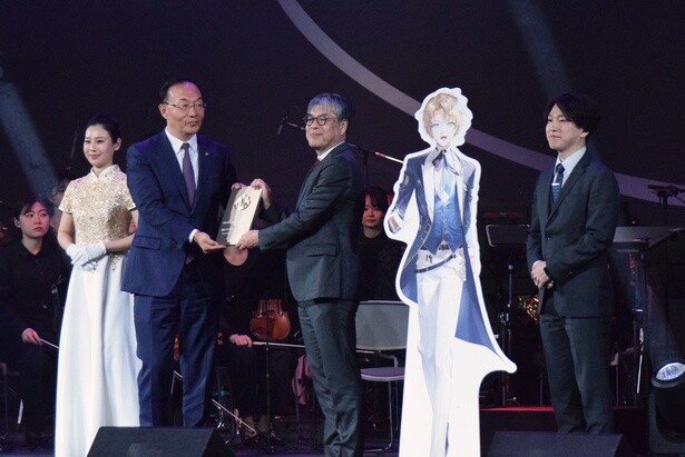「Weibo日本年度次世代バーチャルテクノロジー賞」を受賞する千葉淳さん