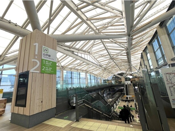 【写真】木のフレームと白い膜を組み合わせた高輪ゲートウェイ駅構内は、折り紙をモチーフにした障子を想起させるデザインが美しい