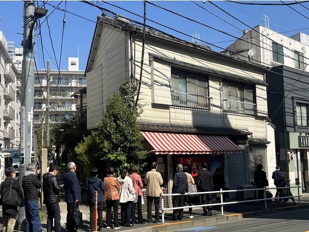 開店時間前から店頭には行列ができ始める