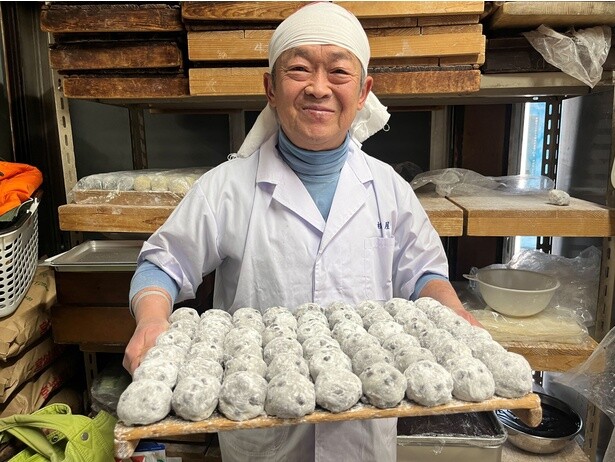 「豆大福の豆は、煮るのでなく、蒸かすことでより風味が引き立つんですよ」と、三代目店主の文屋弘さん