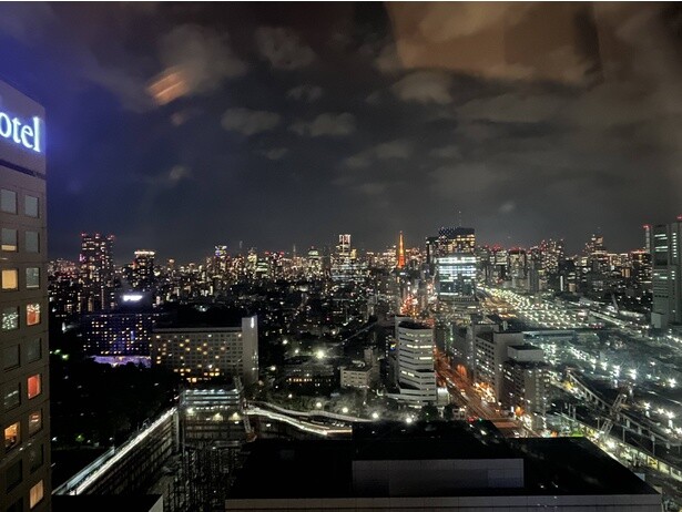 今回は、目の前に東京タワーを望む部屋に滞在。刻々と移り変わるタワーの様子を眺められるのは都会ならではの贅沢。TAKANAWA GATEWAY CITYも目前