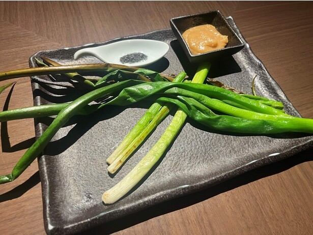 ひと口食べれば、ネギの旨味と香ばしさが口いっぱいに広がる「九条ネギの一本焼き」(1000円)。炭塩や酢みそをつけて、シンプルに味わおう。～5月15日(木)まで