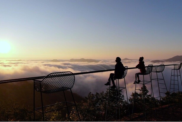 眼下に広がる雲海や朝日など、絶景を眺められる特等席「Cloud Bar(クラウドバー)」