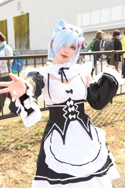 【写真を見る】『Re：ゼロから始める異世界生活』のレムに扮(ふん)するまきほさん
