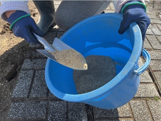 無洗米加工の時に出る肌ヌカ(とぎ汁のもと)に少量の水を加えて加熱処理した有機質資材「米の精」。サステナブルな肥料だ