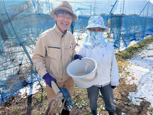 作物の成長を楽しみに、栽培に注力する市民農園の増田さんと山上さん