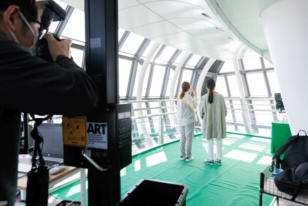 絶景をバックに撮影してもらおう。限定フォトは1分ほどで完成！写真はイベント限定台紙に入れてもらえるのがうれしい