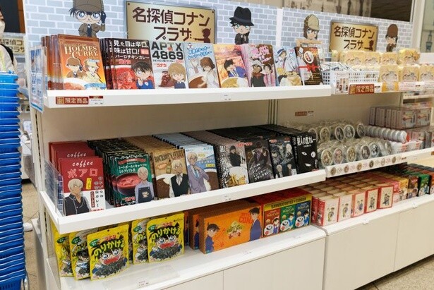 名探偵コナンプラザの限定商品も並ぶ