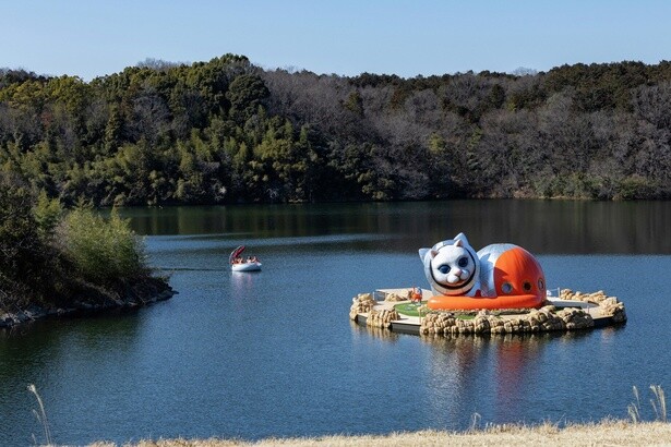 【写真】宮沢湖に浮かぶ「宇宙猫の島」。ボートで湖上の作品を鑑賞できるようにすることで、回遊性を高めるだけでなく、湖の新しい利用法を生み出すことに成功した