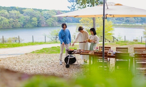 Hygge Terrace BBQ＆GRILLでは、湖畔の心地よい風を感じながら、グリルやBBQを楽しめる