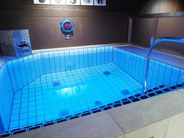 水風呂の水温は男性14度、女性16度前後に設定されている(写真は男湯)