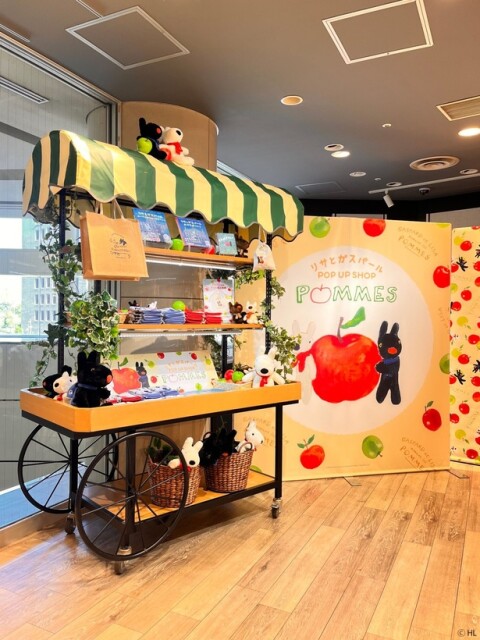 リサとガスパールとりんごをテーマにした店内