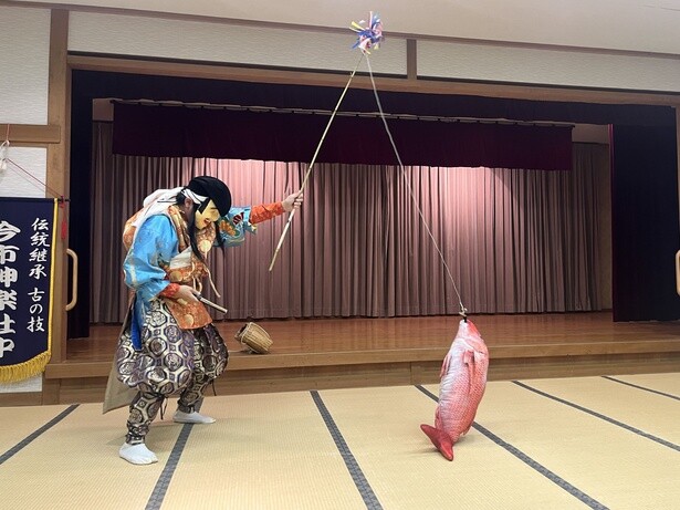鯛が登場することから結婚式などの祝いの場で舞われることが多い演目「恵比須」