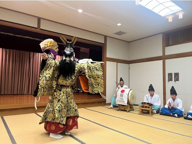 華やかな衣装も見どころの一つ