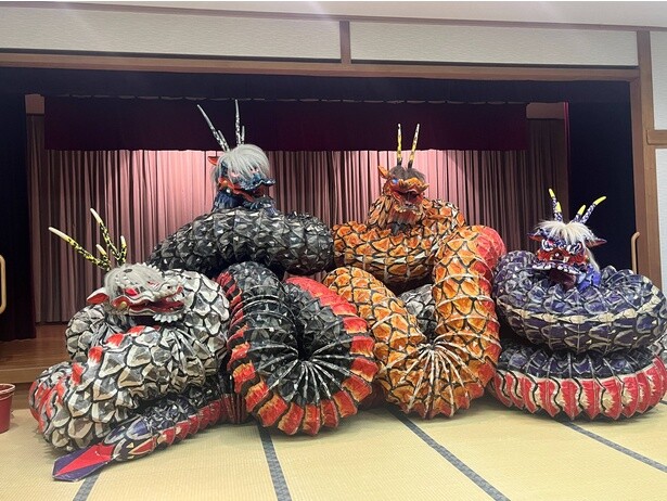 大蛇が長い胴をうごめかせる様は圧巻。劇中では幾度も互いに絡まる動きをするため、滑らかに演じるためには演者の訓練と経験が不可欠だとか