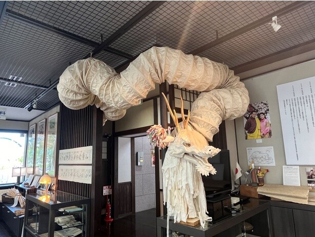 石見神楽で使用されている大蛇が、色付け前の状態で展示されている