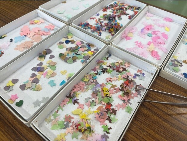 ハートや鳥の形に切り抜かれた和紙を使ってワンポイント。自分だけの1枚を作ろう