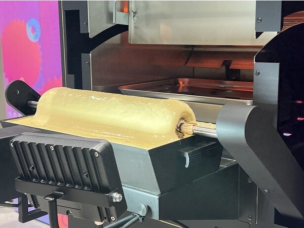 【写真】ひたすらバウムクーヘンを焼き続ける働き者