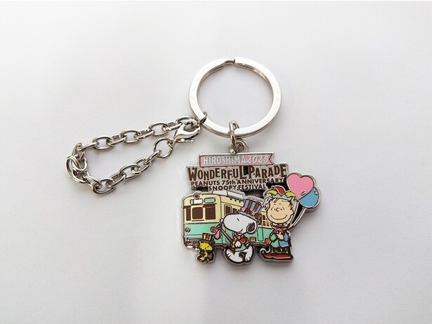 「メタルキーホルダー 電車」(990円)