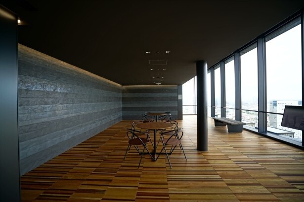 屋内にある展望ロビーは天候に左右されず見学可能